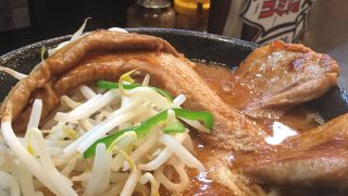 ガツ盛り辛味噌肉豚骨ラーメン：作田家