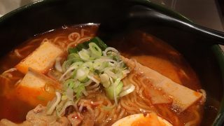 豚バラ肉と豆腐の旨辛ラーメン：鯛麺真魚