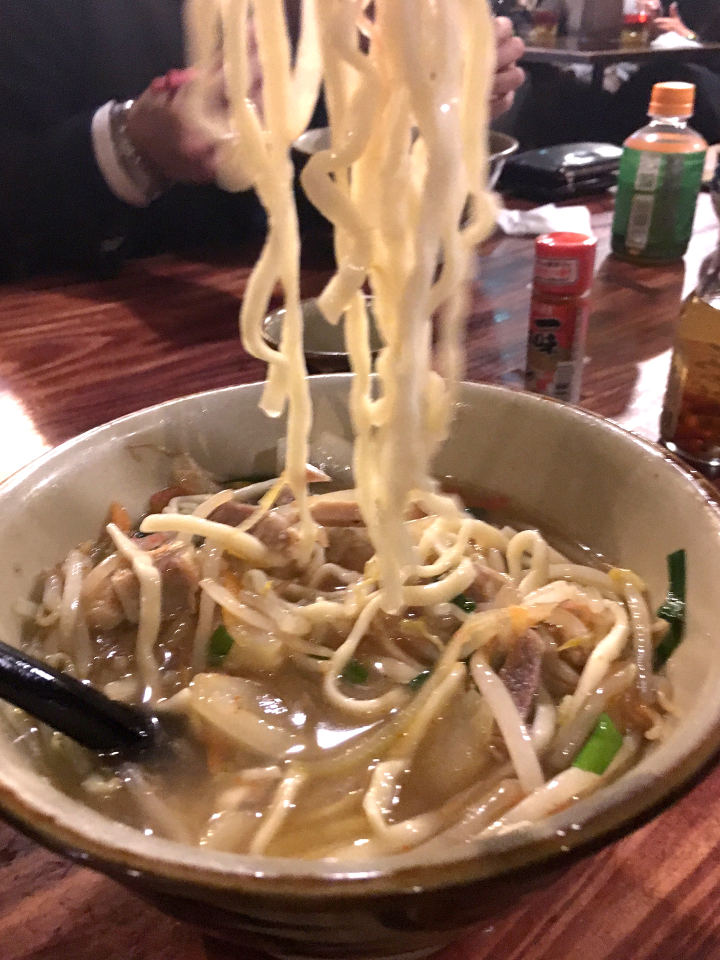 半分たべて、やっとそばに!