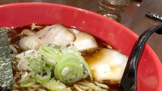 富山ブラックらーめん：麺家いろは